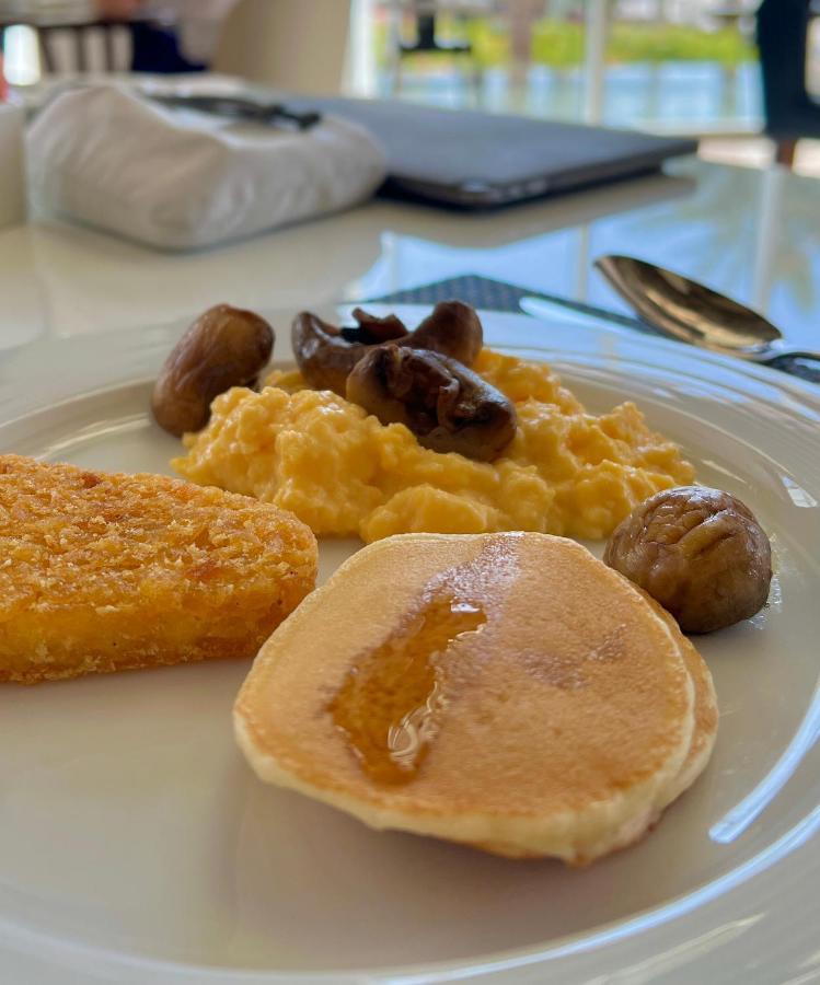 Royal M Al Aqah Beach Resort By Gewan Екстер'єр фото A plate of scrambled eggs with mushrooms and a pancake
